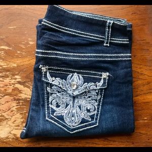 APT 9 EMBROIDERED AND SEQUENCED JEANS 🦋💕👖SIZE 9